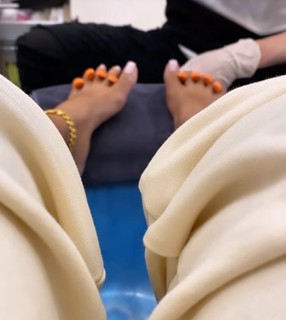Taylor Hing feet photo thumbnail
