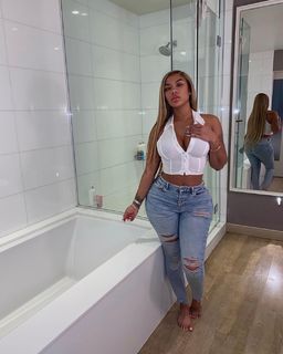 Taylor Hing feet photo thumbnail