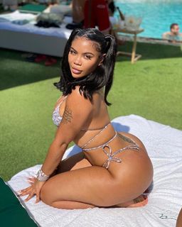 Taylor Hing feet photo thumbnail