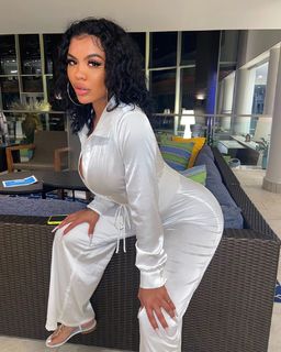 Taylor Hing feet photo thumbnail