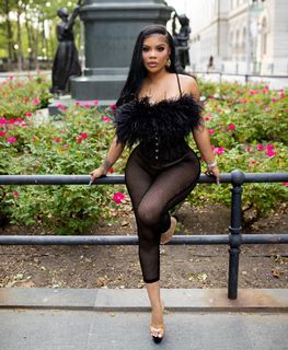 Taylor Hing feet photo thumbnail