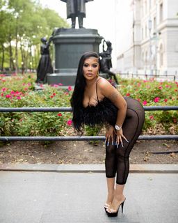 Taylor Hing feet photo thumbnail