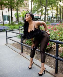 Taylor Hing feet photo thumbnail