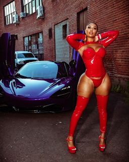 Taylor Hing feet photo thumbnail