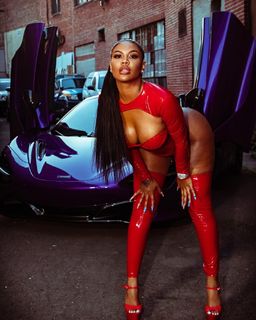 Taylor Hing feet photo thumbnail