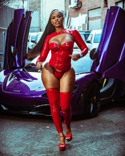 Taylor Hing feet photo thumbnail