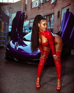 Taylor Hing feet photo thumbnail