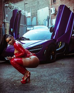 Taylor Hing feet photo thumbnail