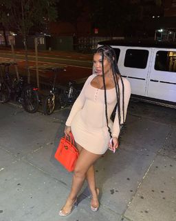 Taylor Hing feet photo thumbnail