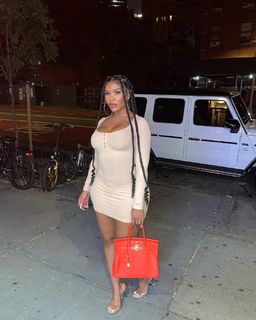 Taylor Hing feet photo thumbnail