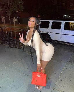 Taylor Hing feet photo thumbnail