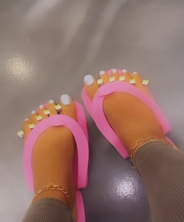 Taylor Hing feet photo thumbnail