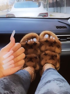 Taylor Hing feet photo thumbnail