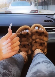 Taylor Hing feet photo thumbnail