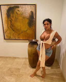 Taylor Hing feet photo thumbnail