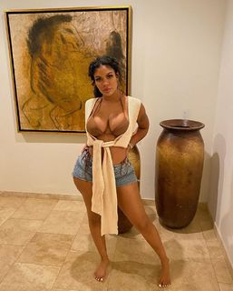 Taylor Hing feet photo thumbnail