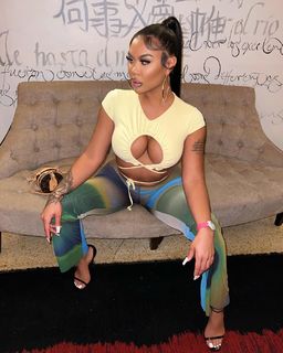 Taylor Hing feet photo thumbnail