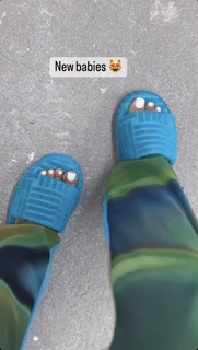 Taylor Hing feet photo thumbnail