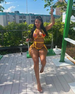 Taylor Hing feet photo thumbnail