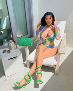 Taylor Hing feet photo thumbnail