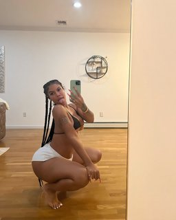 Taylor Hing feet photo thumbnail