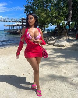 Taylor Hing feet photo thumbnail