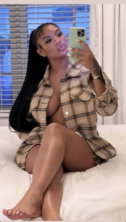 Taylor Hing feet photo thumbnail