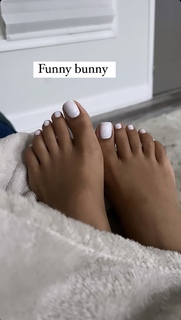 Taylor Hing feet photo thumbnail