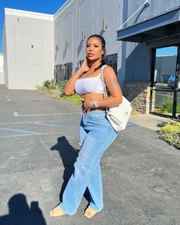 Taylor Hing feet photo thumbnail