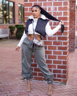 Taylor Hing feet photo thumbnail