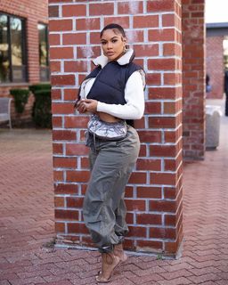 Taylor Hing feet photo thumbnail