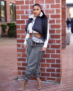 Taylor Hing feet photo thumbnail