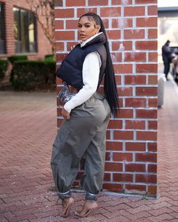 Taylor Hing feet photo thumbnail