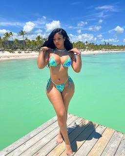 Taylor Hing feet photo thumbnail