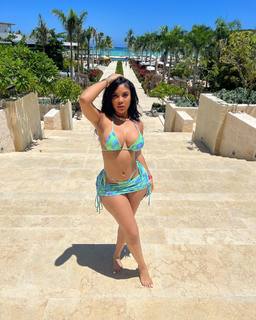 Taylor Hing feet photo thumbnail