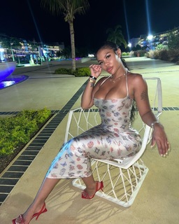 Taylor Hing feet photo thumbnail