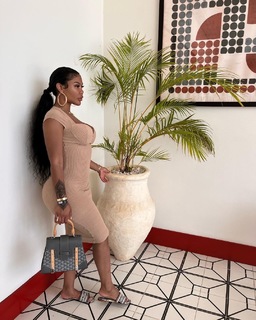 Taylor Hing feet photo thumbnail