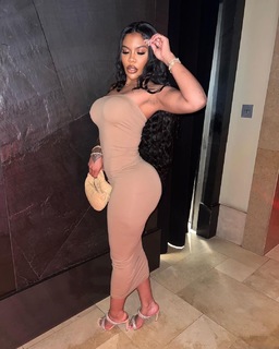 Taylor Hing feet photo thumbnail