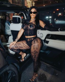 Taylor Hing feet photo thumbnail