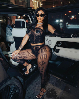 Taylor Hing feet photo thumbnail