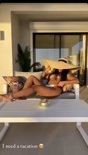 Taylor Hing feet photo thumbnail