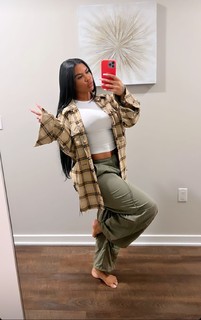 Taylor Hing feet photo thumbnail