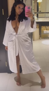 Taylor Hing feet photo thumbnail