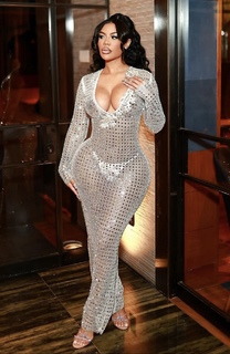 Taylor Hing feet photo thumbnail