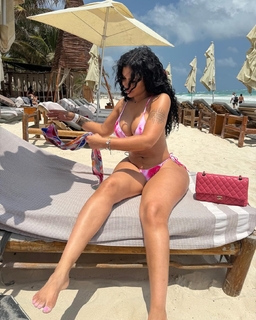 Taylor Hing feet photo thumbnail