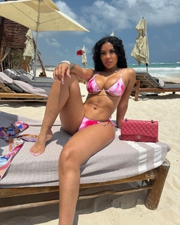 Taylor Hing feet photo thumbnail