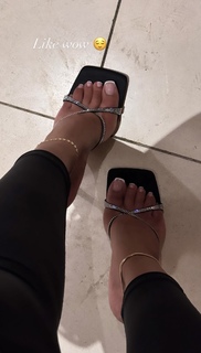 Taylor Hing feet photo thumbnail