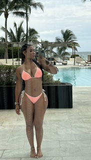 Taylor Hing feet photo thumbnail