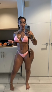 Taylor Hing feet photo thumbnail