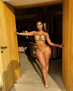 Taylor Hing feet photo thumbnail